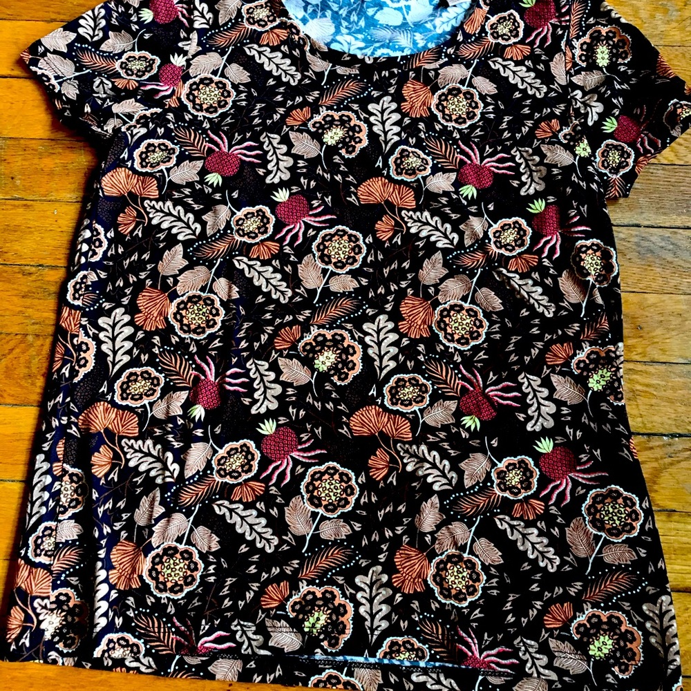 Women's short sleeve cotton shirt.